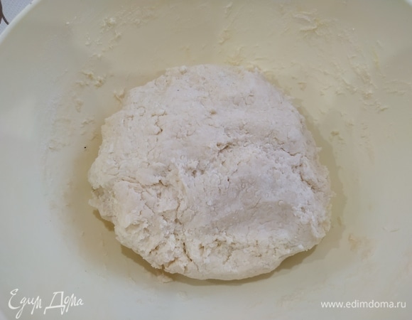 Быстро замешиваем тесто и отправляем в холодильник на 5–10 минут.