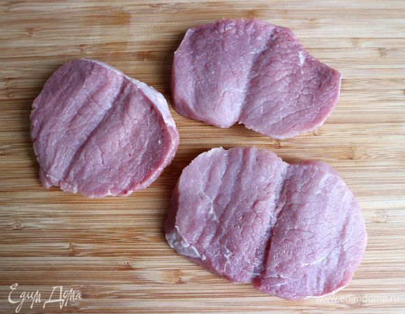 Мясо выложить из холодильника минут за 20–30 до начала приготовления. Куски телятины нарезать горизонтально не до конца, раскрыть куски, как книжку.