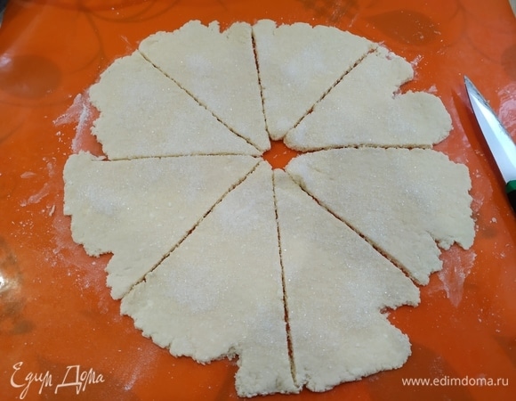 Посыпаем сахаром. Разрезаем круг на 8 частей.