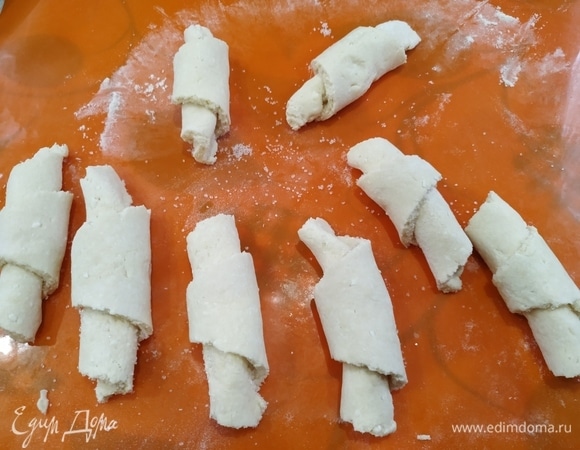 Сворачиваем рогалики, начиная с широкой части.