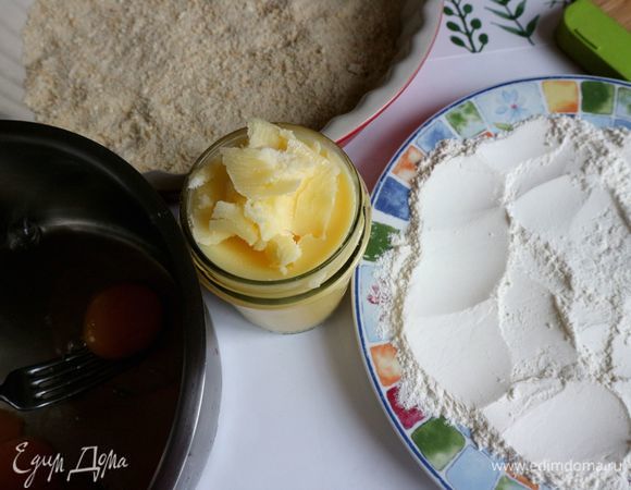 Приготовить две большие тарелки: одну — с мукой, другую — с сухарями. В отдельную широкую миску разбить 2 яйца, добавить 1 ст. л. воды, взбить слегка вилкой.