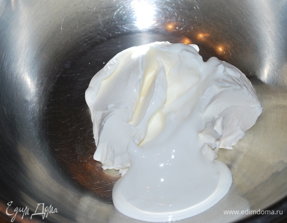 Творожный сыр соедините со сметаной и сахарной пудрой. Хорошо перемешайте.