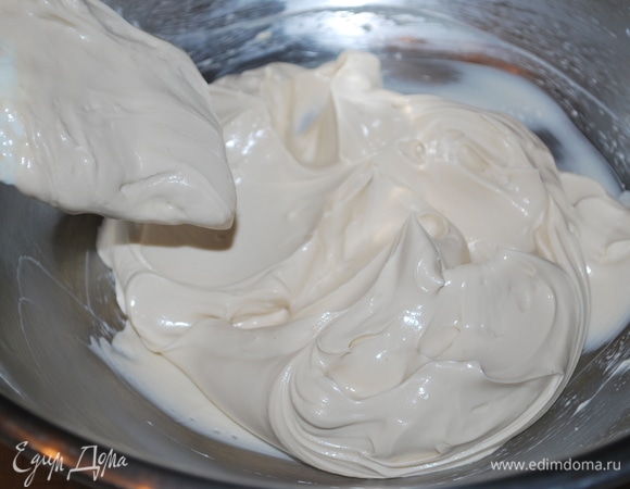Крем получается очень воздушный, хорошо держит форму.