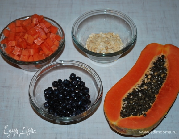 Папайю нарежьте кубиками, жареный миндаль порубите на мелкие кусочки.