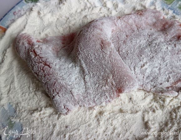 Муки не должно быть много, но она должна покрывать шницель полностью. Затем шницель опустить в яичную смесь.