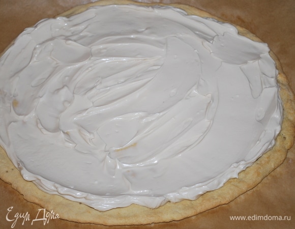 На испекшийся и слегка остывший корж нанесите крем.