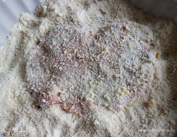 Потом обвалять в сухарях, излишек сухарей стряхнуть.