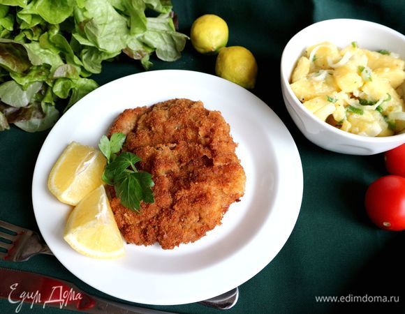 Разогреть две сковороды с маслом (вторую чуть позже начать разогревать), масла должно быть достаточное количество. Шницели должны быть покрыты маслом как минимум на три четверти. Можно встретить рекомендации, чтобы шницели плавали в масле, но я его добавляю чуть меньше. С одной стороны шницели обжариваются примерно 3 минуты до золотистой корочки. Сковороду периодически встряхивать, наклонять из стороны в сторону. Поливать шницели маслом во время обжарки из ложечки (если у вас они не полностью покрыты маслом). Переместить шницели на другую разогретую сковороду с маслом и жарить примерно 1,5 минуты. Следите, чтобы шницели не подгорели. После обжаривания положить на полотенце, чтобы избавить от излишков масла. Поместить на разогретую тарелку, сопроводив долькой лимона.