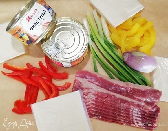 Подготовим основной набор продуктов: болгарский перец разных цветов, лук-шалот, зеленый лук, бекон из говядины, сыр пластинками и две баночки филе тунца в масле ТМ «Магуро».