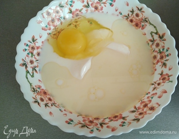 В другой смешать жидкие ингредиенты: яйцо, молоко, йогурт (или сметану), масло.