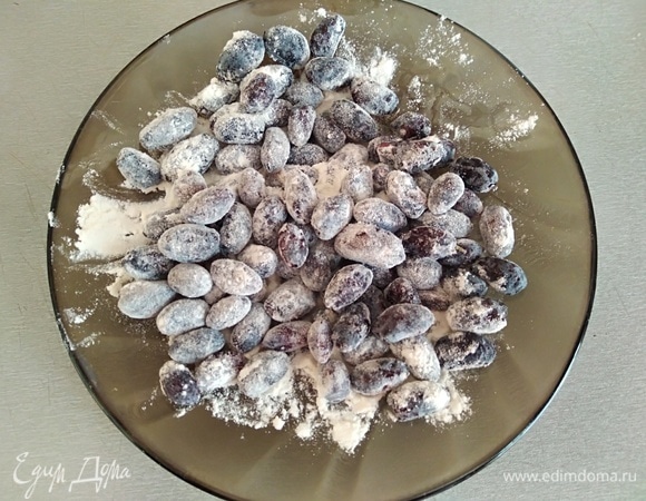 Ягоды посыпать мукой, чтоб они равномерно ею покрылись. Предварительно размораживать не нужно. Я брала жимолость, которую заморозила с лета.