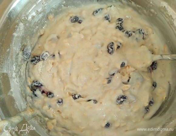 Всыпать в тесто ягоды и аккуратно перемешать.