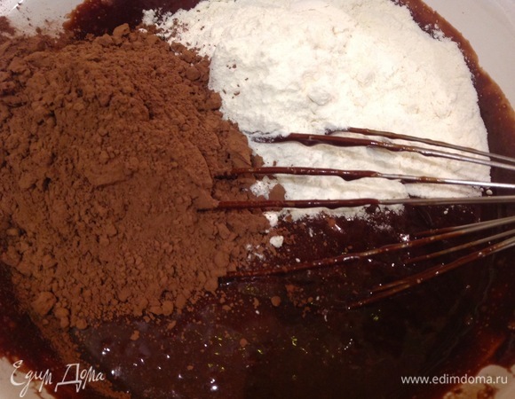 Добавляю муку, какао. Хорошо вымешиваю. Получается шоколадная тянучка.