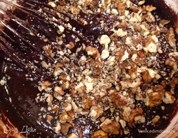 Добавляю орехи (у меня грецкие, в оригинале рецепта — кедровые, к сожалению, под рукой сегодня их не оказалось).