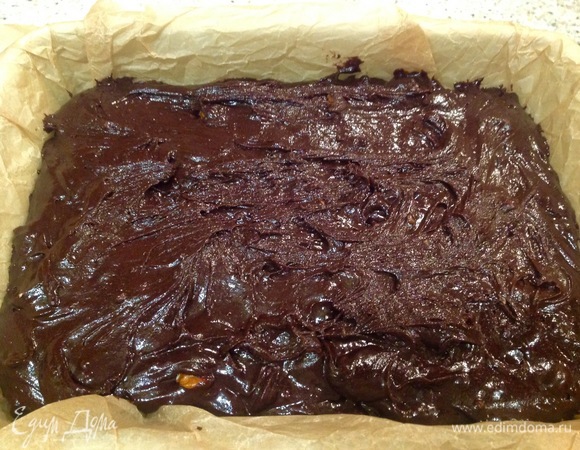Форму застилаю пергаментом. Аккуратно выкладываю шоколадную смесь. Ставлю в духовку. Готовность зависит от возможностей вашей духовки. Посматривайте.