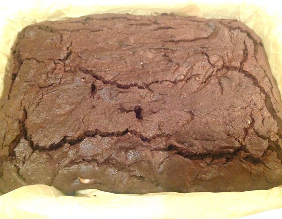 Вынул из духовки, даю немного остыть. Когда проверяете на готовность, на палочке будет тесто как бы сыровато — не переживайте, потом оно застынет.