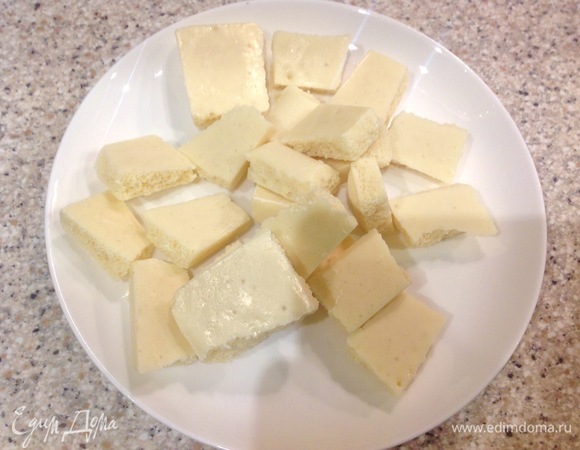 Готовлю ганаш. В сотейник наливаю сливки, довожу до кипения, снимаю с огня и сразу добавляю шоколад, быстро мешаю. Даю остыть и добавляю чайную ложку сливочного масла. Хорошо размешиваю.