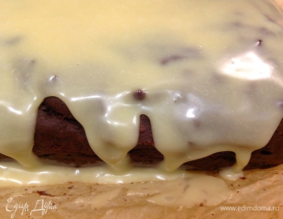 Щедро поливаю пирожное ганашем. Даю постоять.