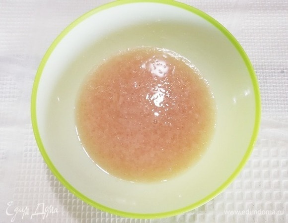 Сливаем масло из баночек с тунцом, из него приготовим соус. Овощи нарезаем соломкой.