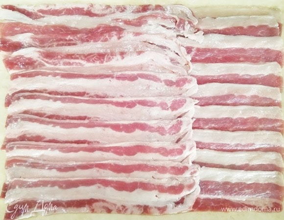Говядину выкладываем слегка внахлест на пергаменте.
