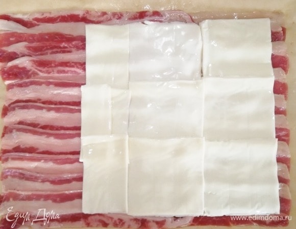 Раскладываем пластинки сыра.