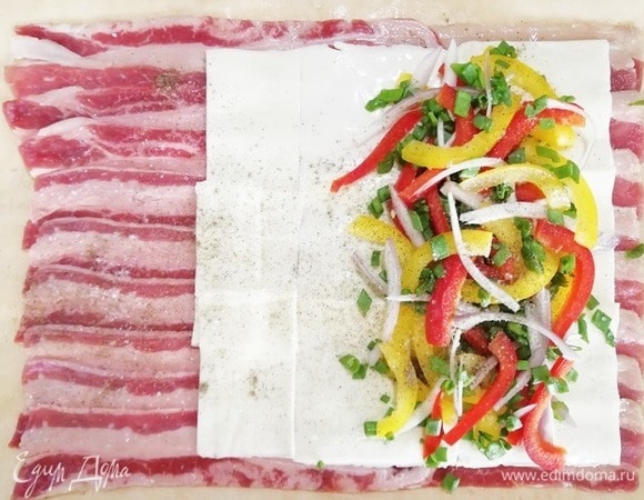 Выкладываем овощи, нарезанные соломкой. Солим и перчим.