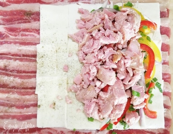 На овощи выкладываем кусочки тунца.