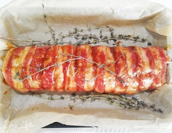 Смазываем рулет устричным соусом и раскладываем на противне тимьян для аромата. Духовку разогреваем до 100°C, запекаем рулет 15 минут, затем увеличиваем температуру до 200°C и запекаем еще 25–30 минут.