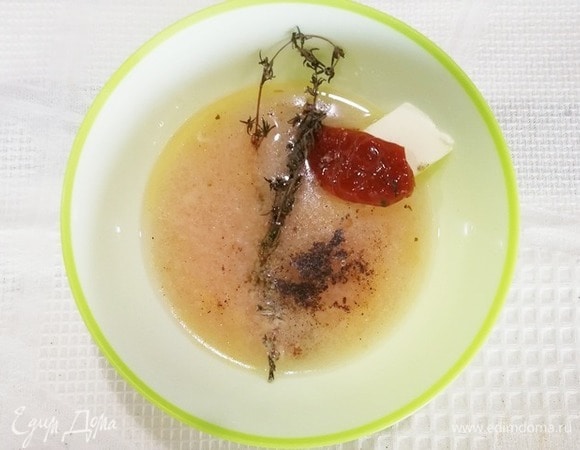 Пока запекается говядина, приготовим соус. В масло, слитое из консервов с тунцом, кладем веточку тимьяна, вяленый помидор, сливочное масло, перец черный молотый.