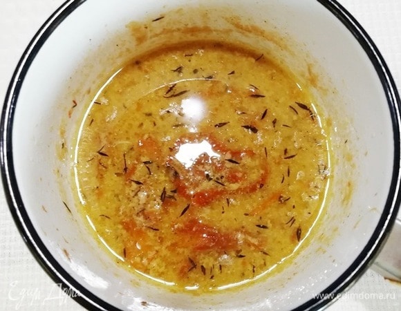 Переливаем в небольшую кастрюлю и увариваем соус наполовину на небольшой мощности конфорки. Удаляем тимьян и пробиваем соус погружным блендером.