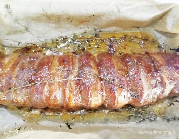 Вынимаем готовый рулет из духовки и даем немного остыть, снимаем кулинарные нити.