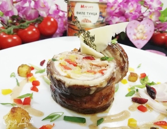 Осталось нарезать рулет и подать с соусом и овощами.