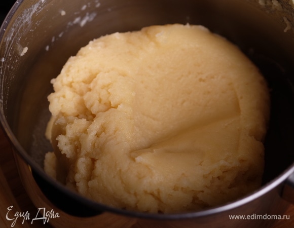 Сотейник вернуть на огонь (средний огонь) и деревянной ложкой или силиконовой спатулой заварить тесто. При этом мы должны получить комок теста (температура — 75°C). Все признаки «правильности» приготовления заварного теста присутствуют — белесый налет на стенках и дне сотейника.