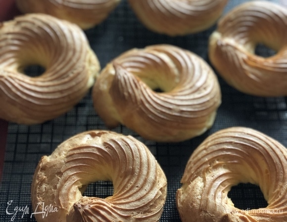 Отсадить на силиконовые коврики кольца и поставить первый противень в духовку, сразу же снизив температуру до 180°C. Выпекать 40–45 минут.