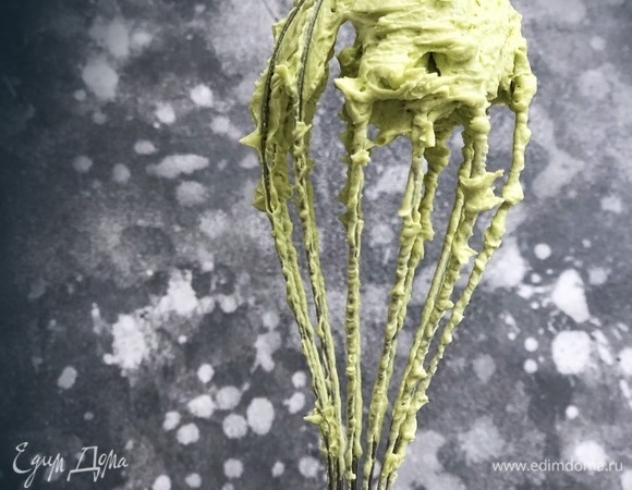 Приготовить крем. Для этого достать из холодильника охлажденный фисташковый ганаш и насадкой «венчик» взбить крем до крепкого состояния. Взбивать надо минут 5, ориентируйтесь по консистенции крема.