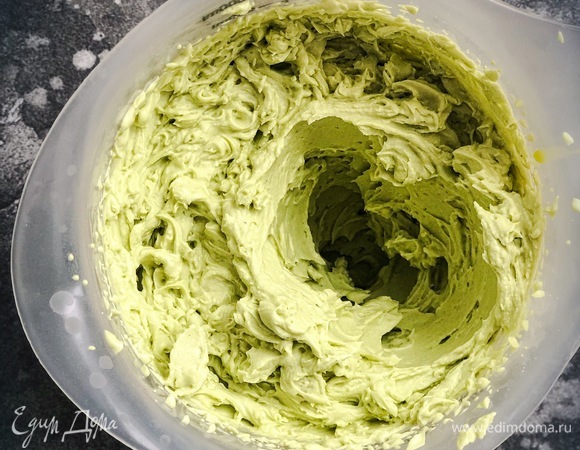 Крем получается густой, плотный, но при этом очень воздушный.