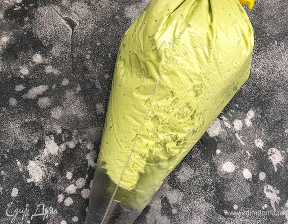 Переложить полученный крем в кондитерский мешок с насадкой «звезда» 12–14 мм.