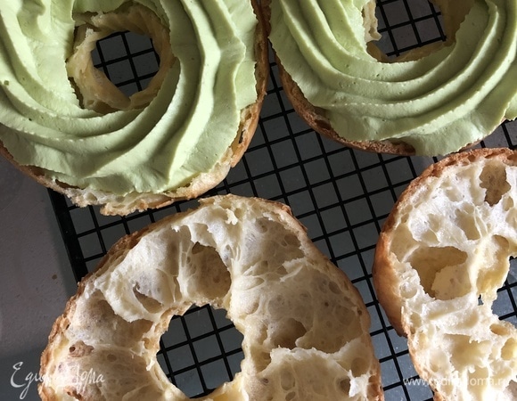 Разрезать заварные кольца пополам, отсадить по кругу крем.