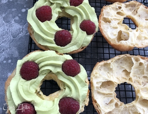 Вдавить в крем произвольно малину (4–5 ягодок на кольцо).