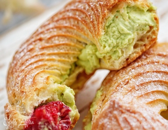 Этим пирожным не требуется пропитка, подавать их надо сразу и употребить желательно в течение 1–2 суток.