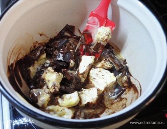 На водяной бане растопить масло с шоколадом. Дать остыть.
