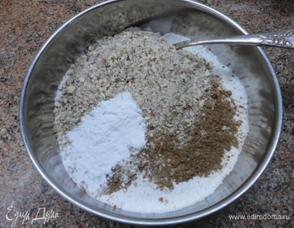 Смешать сухие ингредиенты: муку, разрыхлитель, довольно мелко измельченные орехи, какао.