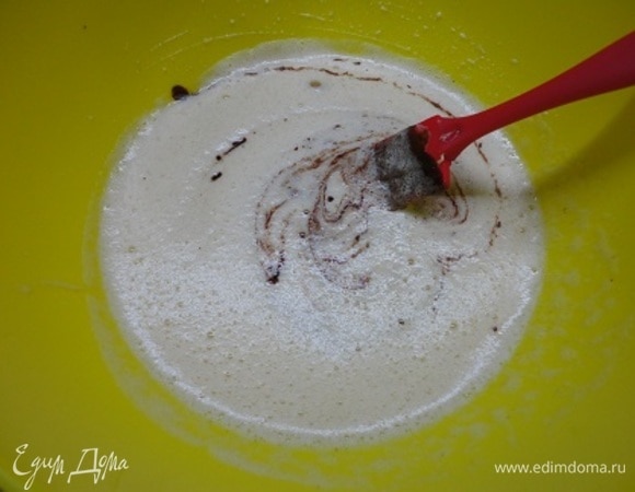 Сахар с яйцами взбить в пышную светлую массу до растворения сахара. Добавить 3 капли эссенции миндальной. Соединить шоколадно-масляную смесь со взбитыми яйцами.
