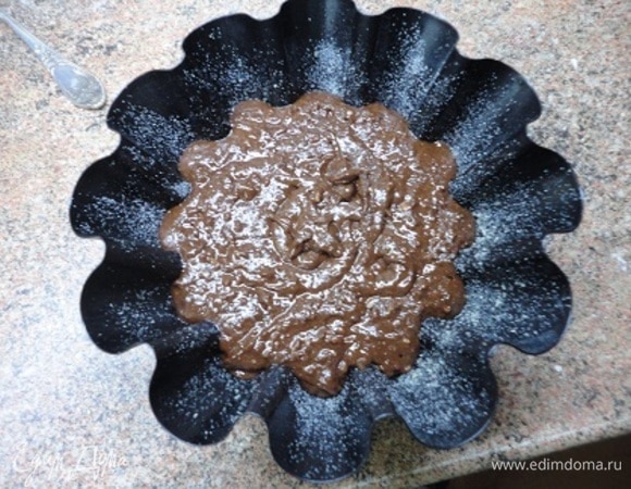 Смешать жидкие и сухие ингредиенты. Получается жидкое тесто. Вылить его в форму диаметром 18–20 см.