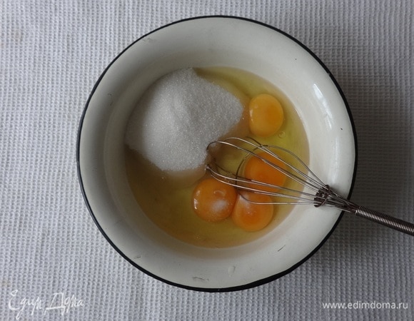 Яйца взбить с сахаром и ванилином.