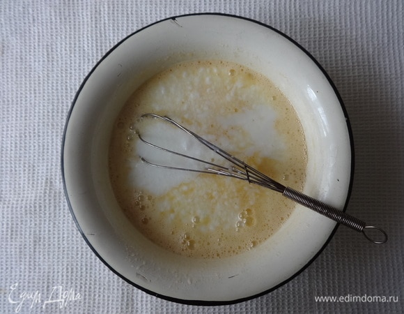 Влить кефир, перемешать.