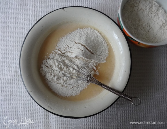 Всыпать постепенно просеянную муку с содой, перемешивать до однородного состояния.