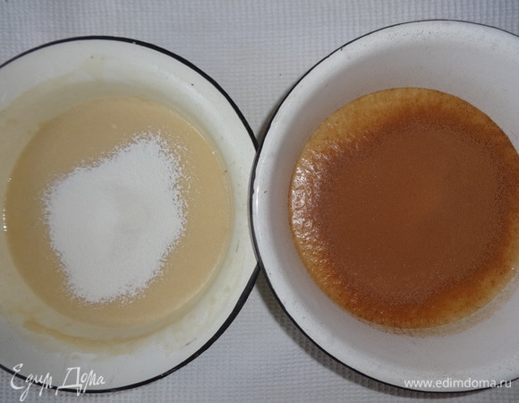 Разделить тесто на 2 равные части, вылив его во взвешенную чашку и снова взвесив. В одну чашку добавить просеянное какао, в другую — просеянную муку (3 ст. л.), перемешать.