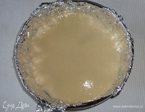 Разъемную форму застелить фольгой, смазать половиной растительного масла, вылить светлое тесто. Поставить в духовку, разогретую до 180°C, на 25–30 минут. Ориентируйтесь по своей духовке.