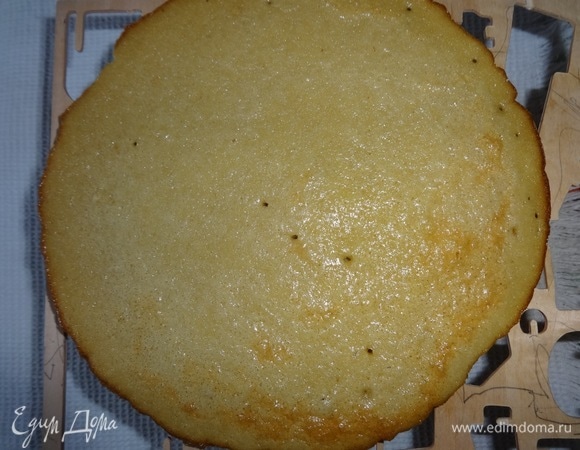 Готовый корж вынуть из формы с фольгой, отделить от фольги и положить остывать на решетку.